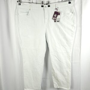 NWT Gloria Vanderbilt Womens 24W‎ 45x27 Short White Tapered Amanda Jeans
